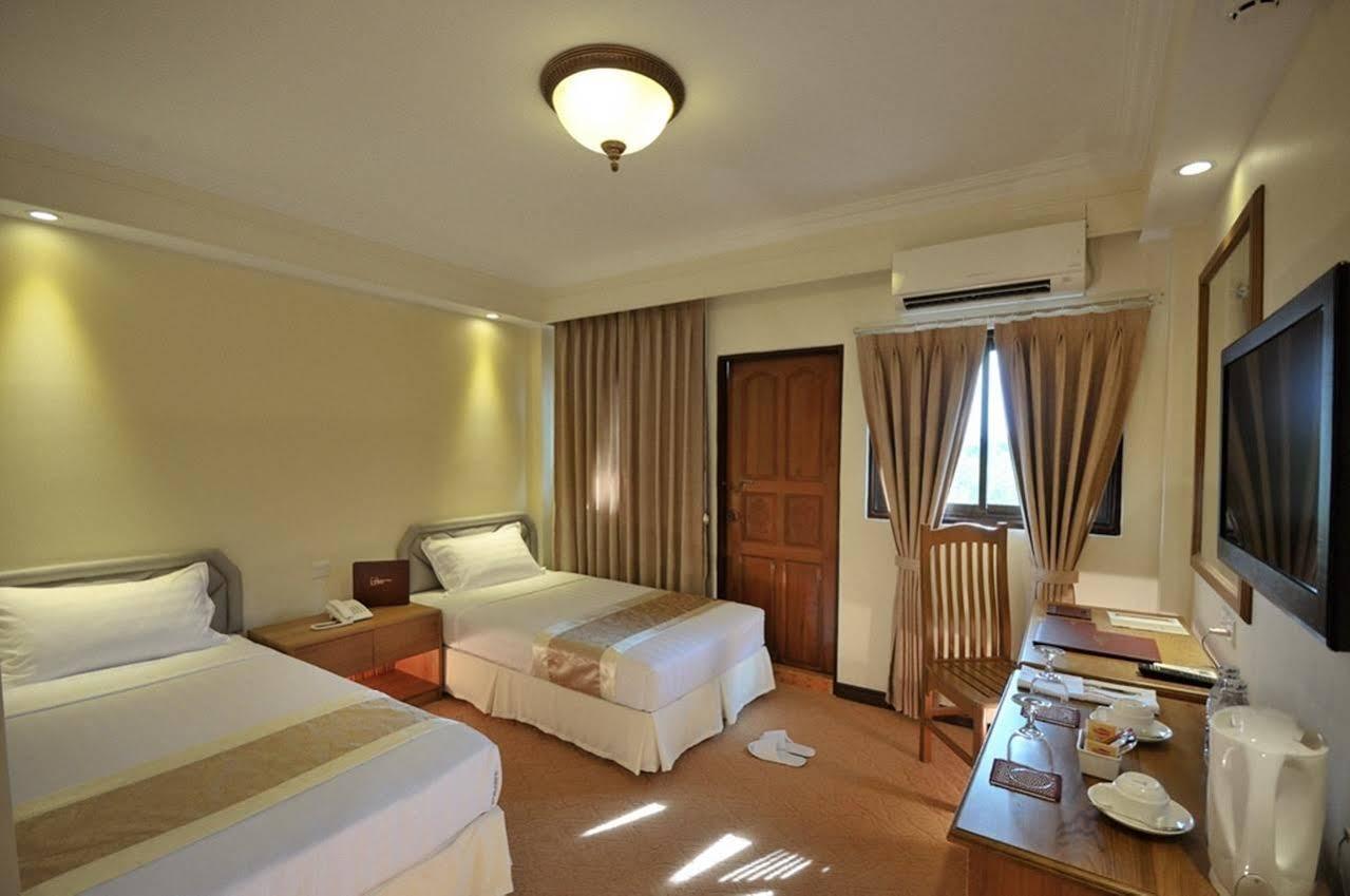 Royal Golden View Hotel Янгон Экстерьер фото