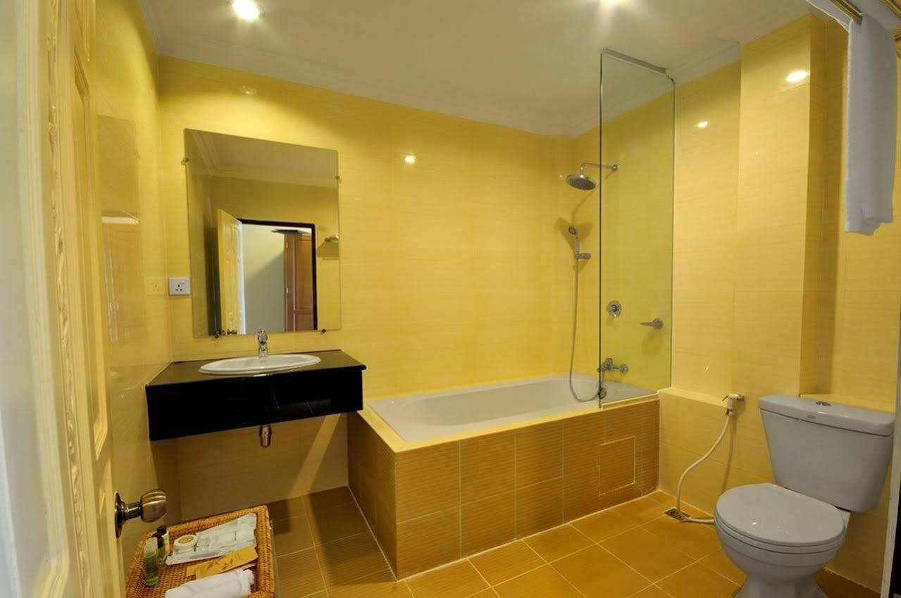 Royal Golden View Hotel Янгон Экстерьер фото